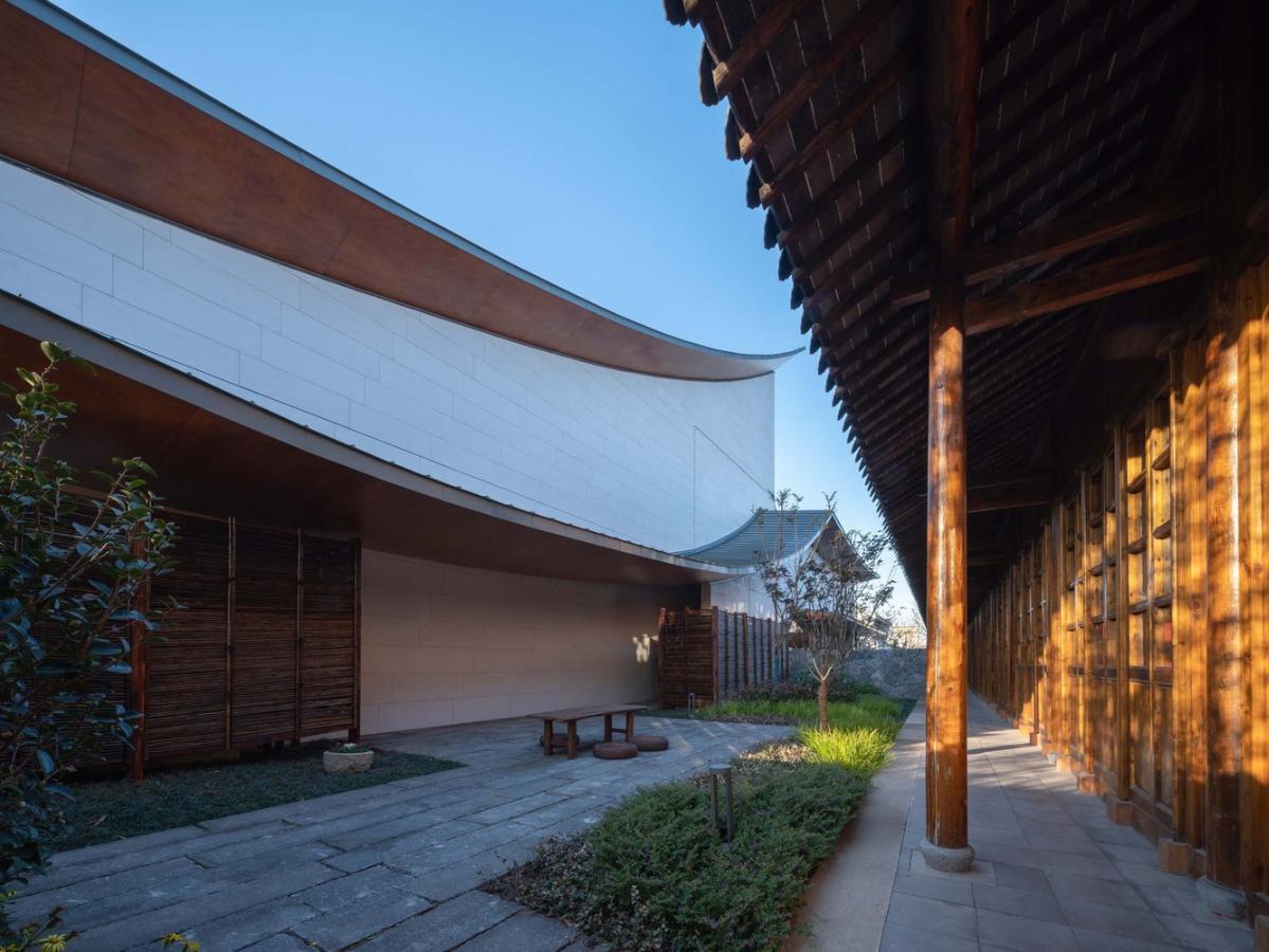 16_謇里小鎮(zhèn)展覽館_北側(cè)雙層屋檐，與老建筑的兩層屋檐分別呼應_?此間建筑攝影_(1).jpg